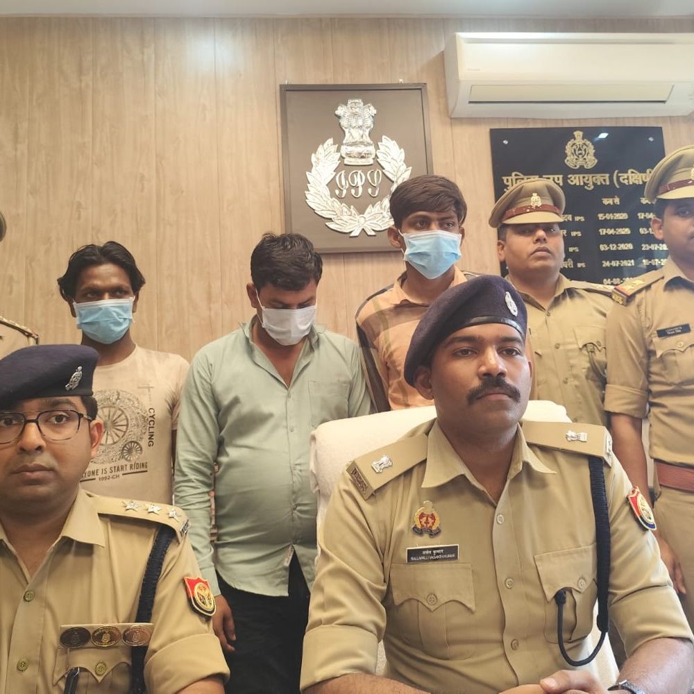 बंद पड़े घर में चोरी करने वाले तीन चोर गिरफ्तार:आर्केस्ट्रा में काम करने के दौरान बनाई गैंग, लखनऊ में पेंटर बनकर करते थे रेकी