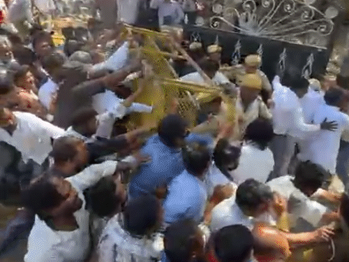 अजमेर में वाल्मीकि समाज ने किया प्रदर्शन:  बैरिकेट्स गिराकर कलेक्ट्रेट में घुसे, एसपी ऑफिस का घेराव किया, कार्रवाई की मांग – Ajmer News