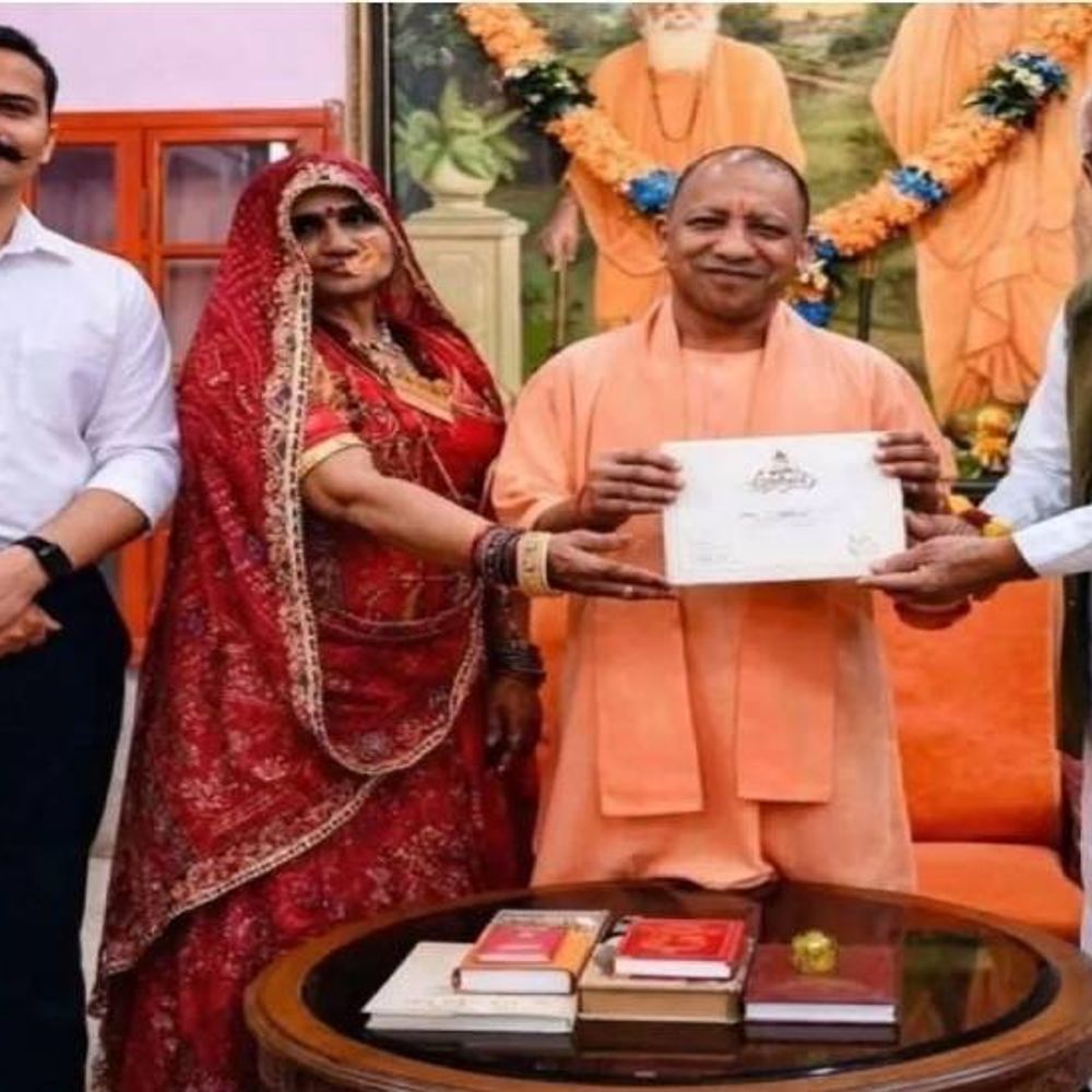 गोरखपुर में CM से माता-पिता के साथ मिले SP संभल:कार्ड देकर आने के लिए किया आमंत्रित, 28 मार्च को IPS अंशिका वर्मा से होगी शादी