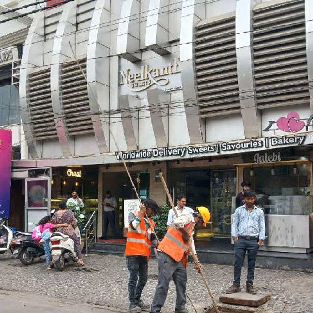 लखनऊ की IMRT स्कूल व कॉलेज के खिलाफ कार्रवाई:नीलकंठ स्वीट्स पर भी 9.61 लाख रुपए का बकाया होने पर जलकल ने डिस्कनेक्ट किया सीवर