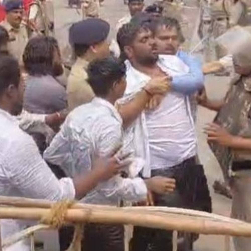 कलेक्ट्रेट घेराव से पहले पुलिस ने रोका…वाटर कैनन चला,VIDEO:  रायगढ़ में NSUI के ‘छात्र अधिकार’ रैली में पुलिस से झूमाझटकी, कई छात्र नेता हिरासत में – Raigarh News