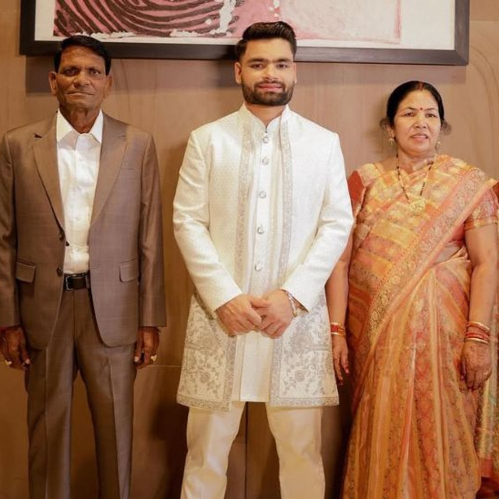 रिंकू सिंह ने पिता के लिए इमोशनल पोस्ट किया:लिखा- आपने सिखाया था फर्ज सबसे आगे, उसे पूरा करने की कोशिश की