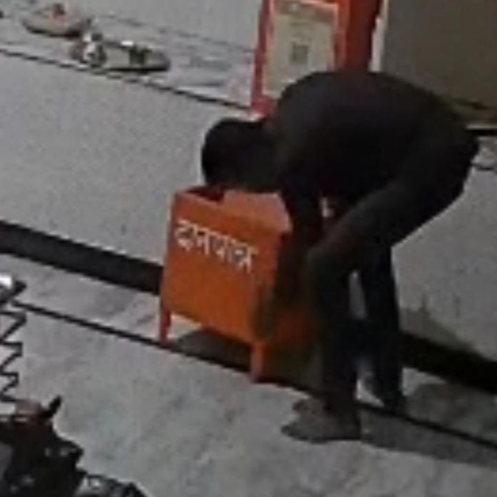 प्रयागराज में मंदिर में चोरी, देखें VIDEO:काल शर्ट पहने युवक लोहे के रॉड से दानपात्र तोड़ रुपये, सामान चोरी करता है