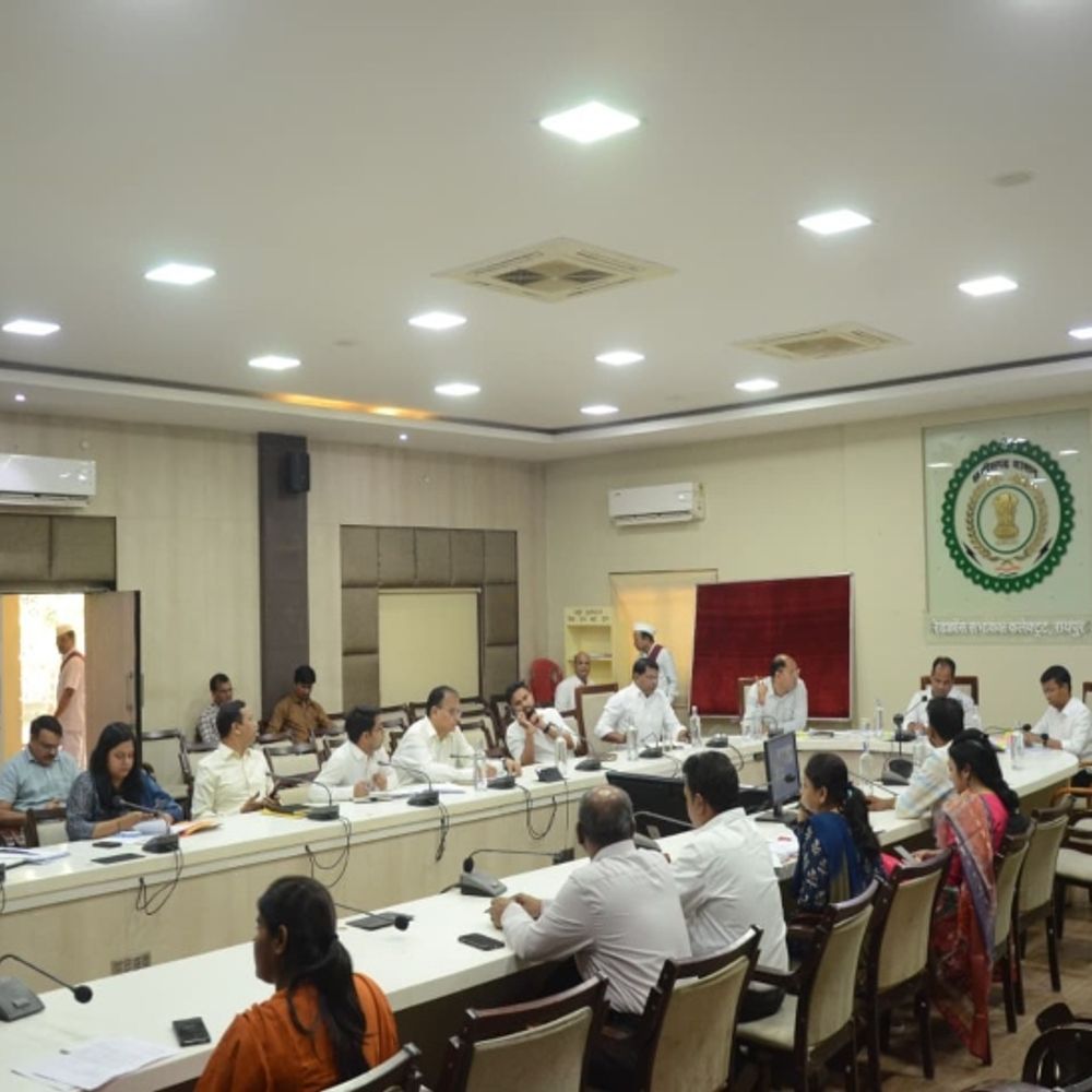 कलेक्टर ने समय-सीमा बैठक में की विभागीय कार्यों की समीक्षा:  लंबित राजस्व प्रकरणों के जल्द निराकरण के निर्देश, कॉल-सेंटर के आवेदनों पर भी हुई चर्चा – Raipur News
