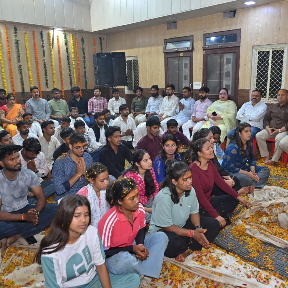 आगरा में अभाविप का होली मिलन:हवन क्रिया के साथ राधा-कृष्ण की झांकी और फूलों की हुई बरसात