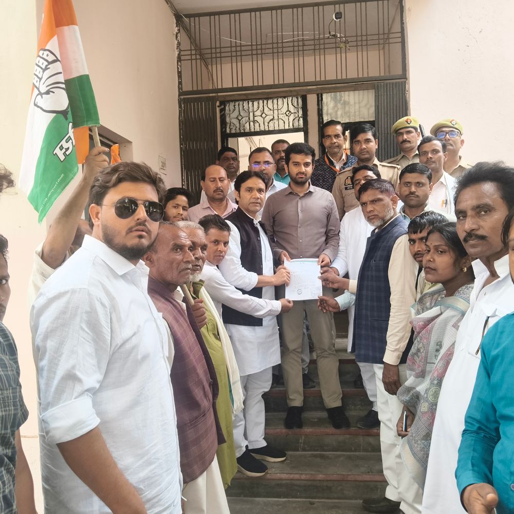 बाराबंकी में महंगाई पर कांग्रेस का हल्ला बोल:गैस सिलेंडर के बढ़ते दामों को लेकर एसडीएम को सौंपा ज्ञापन, जिला अध्यक्ष के नेतृत्व में प्रदर्शन