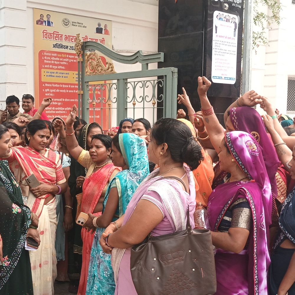 खुटहन BMM का तबादला, सखियों ने किया प्रदर्शन:डीएम से स्थानांतरण रोकने की अपील, बोलीं- वह अभिभावक की तरह हैं