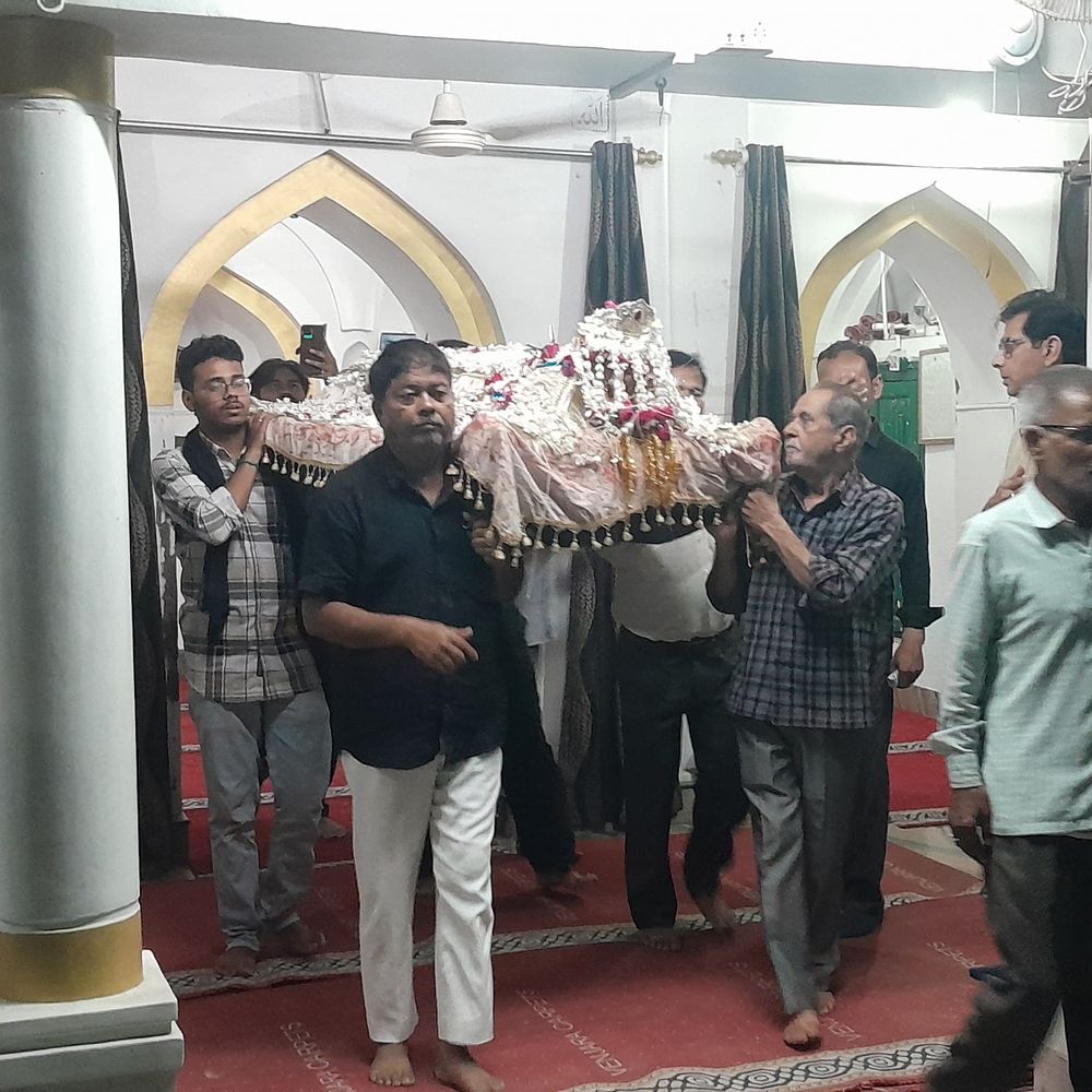 सुल्तानपुर के खैराबाद में निकला जुलूस:मौलाना बबर अली खां ने कहा- हजरत अली पर मस्जिद में हमला पहला आतंकी अटैक