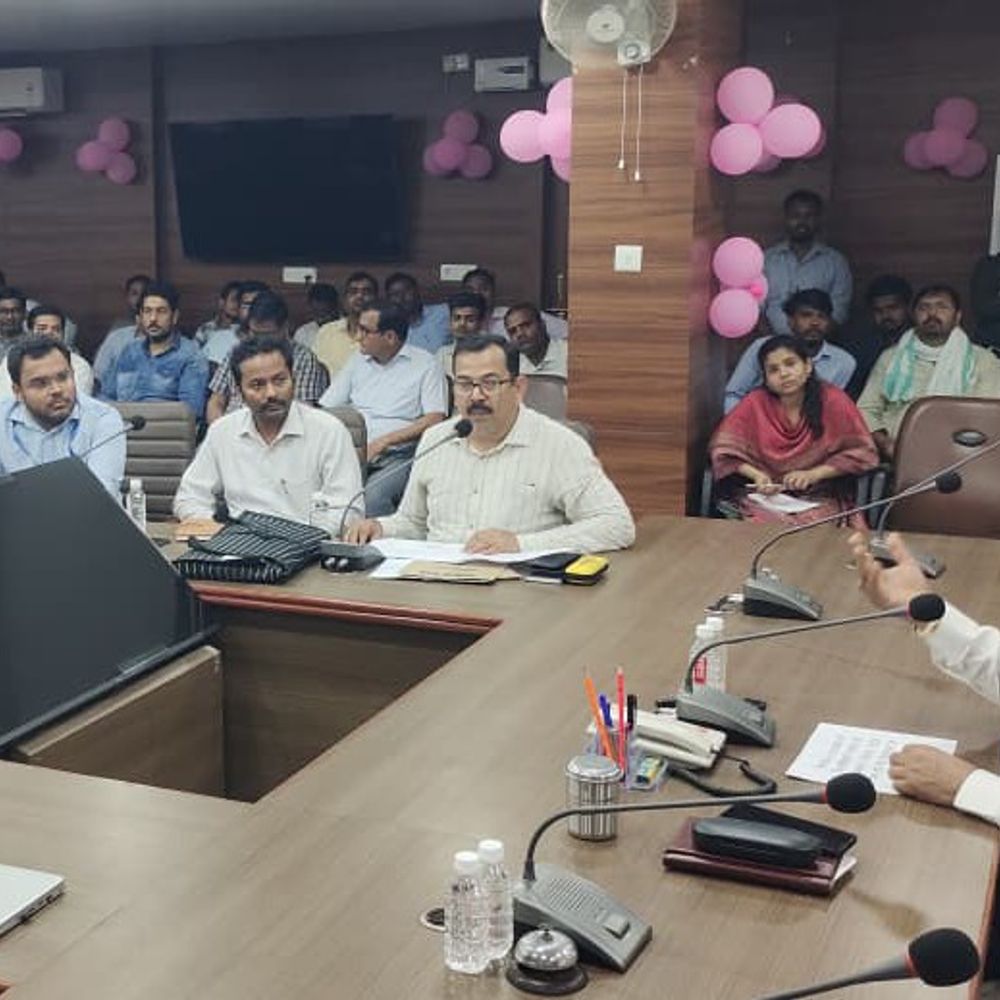 जिलाधिकारी ने जौनपुर में की बैठक:पेट्रोल-गैस एजेंसी संचालकों को अवैध भंडारण रोकने के निर्देश दिए