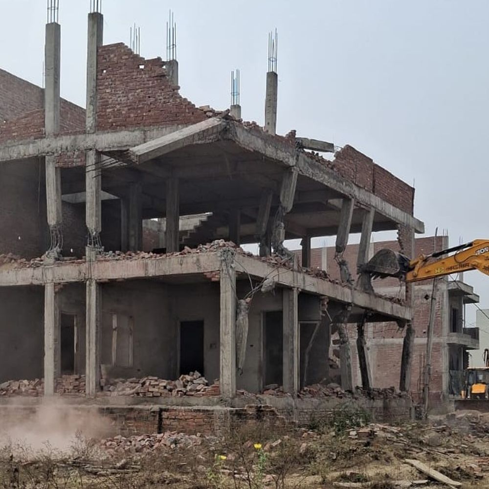 लखनऊ में अवैध निर्माण पर हुई कार्यवाही:LDA के बुलडोजर ने 4 मकान ध्वस्त किए; बिना मानचित्र पास करवाए बने थे
