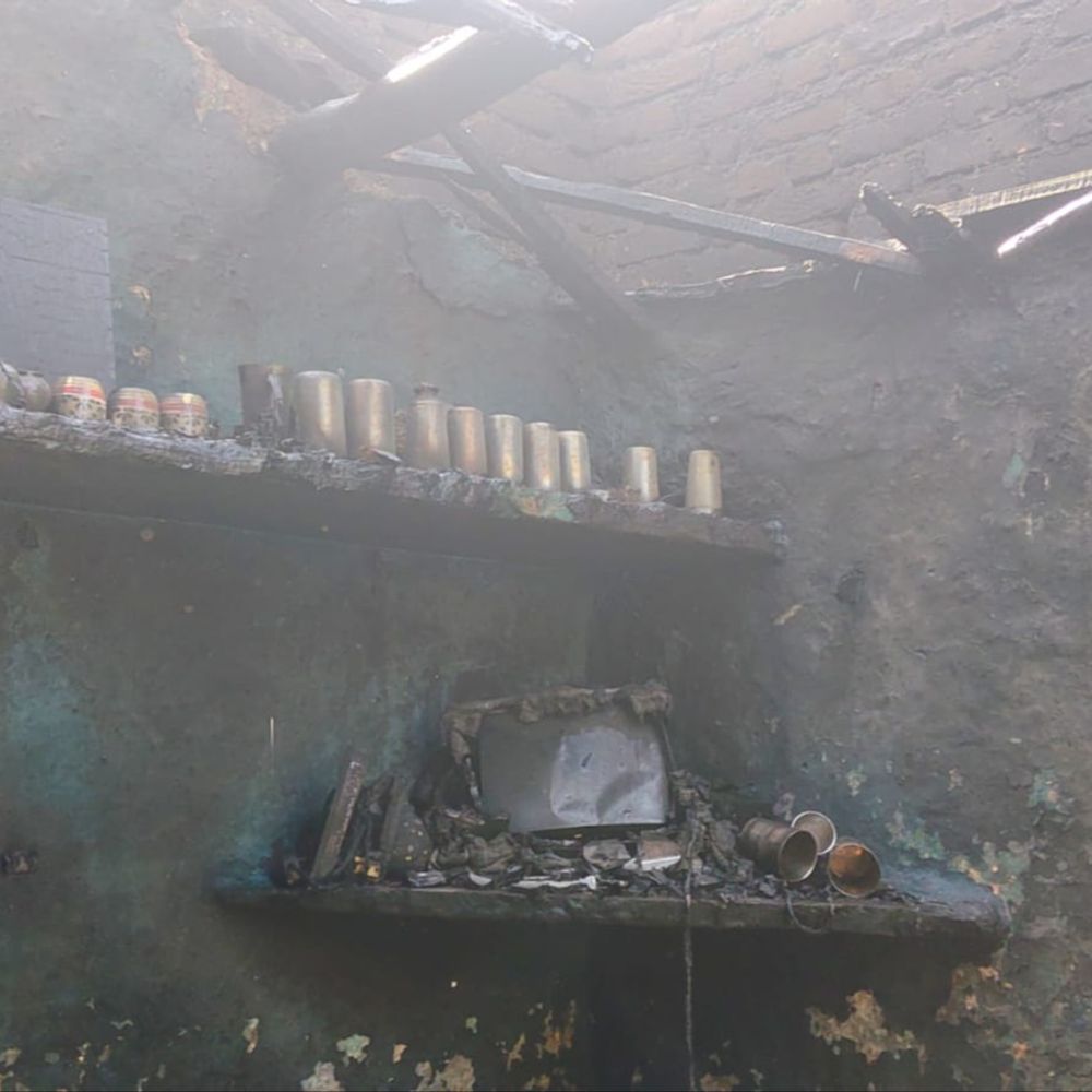 गुना में एक खाली घर में लगी आग:शादी में गया था परिवार, नगदी, गहने सहित डेढ़ लाख का सामान जला