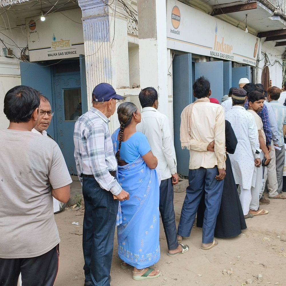बरेली में रसोई गैस की भारी किल्लत:इजरायल-ईरान युद्ध के बीच सप्लाई चेन प्रभावित होने का दावा, एजेंसी पर उमड़ी भीड़