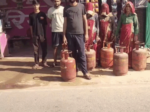 सीकर के गोरिया में घरेलू सिलेंडरों की किल्लत, ग्रामीण परेशान:4 दिन से परेशानी बढ़ी, गैस एजेंसी संचालक बोले-हर सोमवार भेज रहे