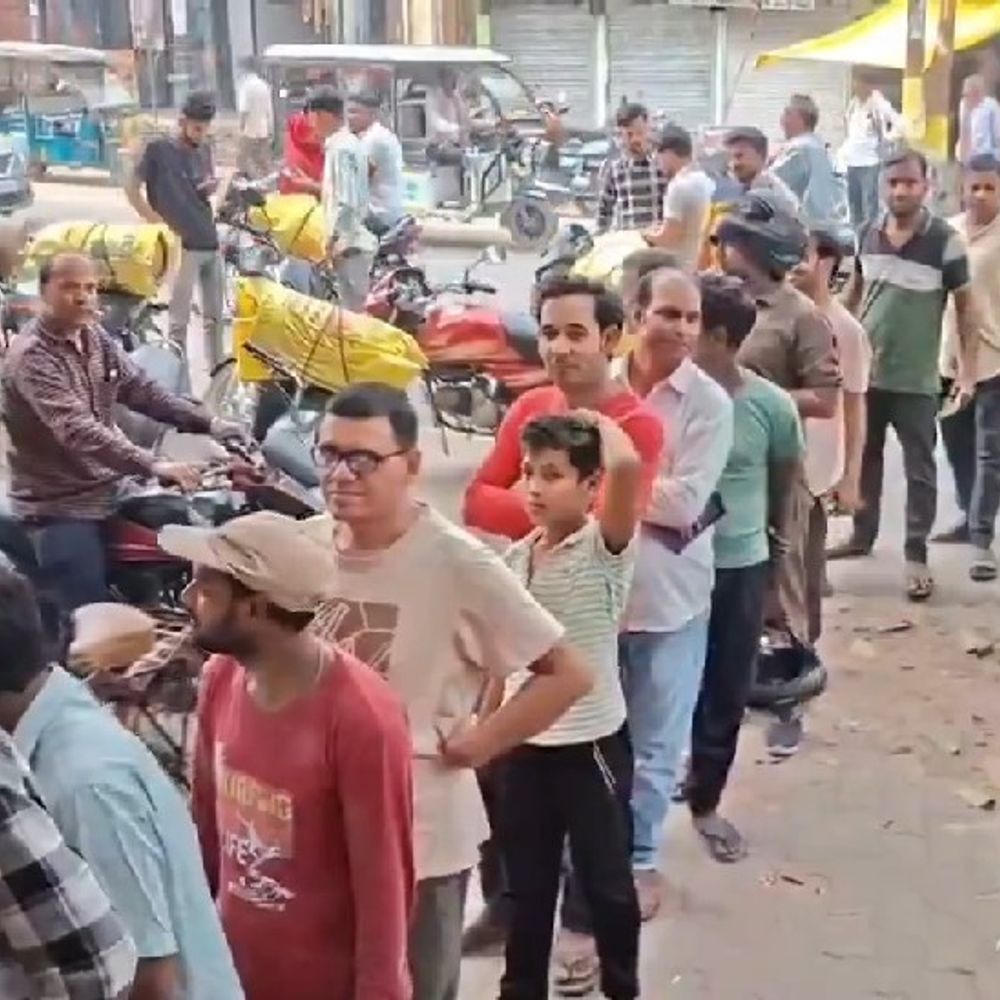 लखनऊ में LPG संकट से हाहाकार:गैस एजेंसियों पर भीड़; ब्लैक में 3500-4000 रुपये तक पहुंचा सिलेंडर