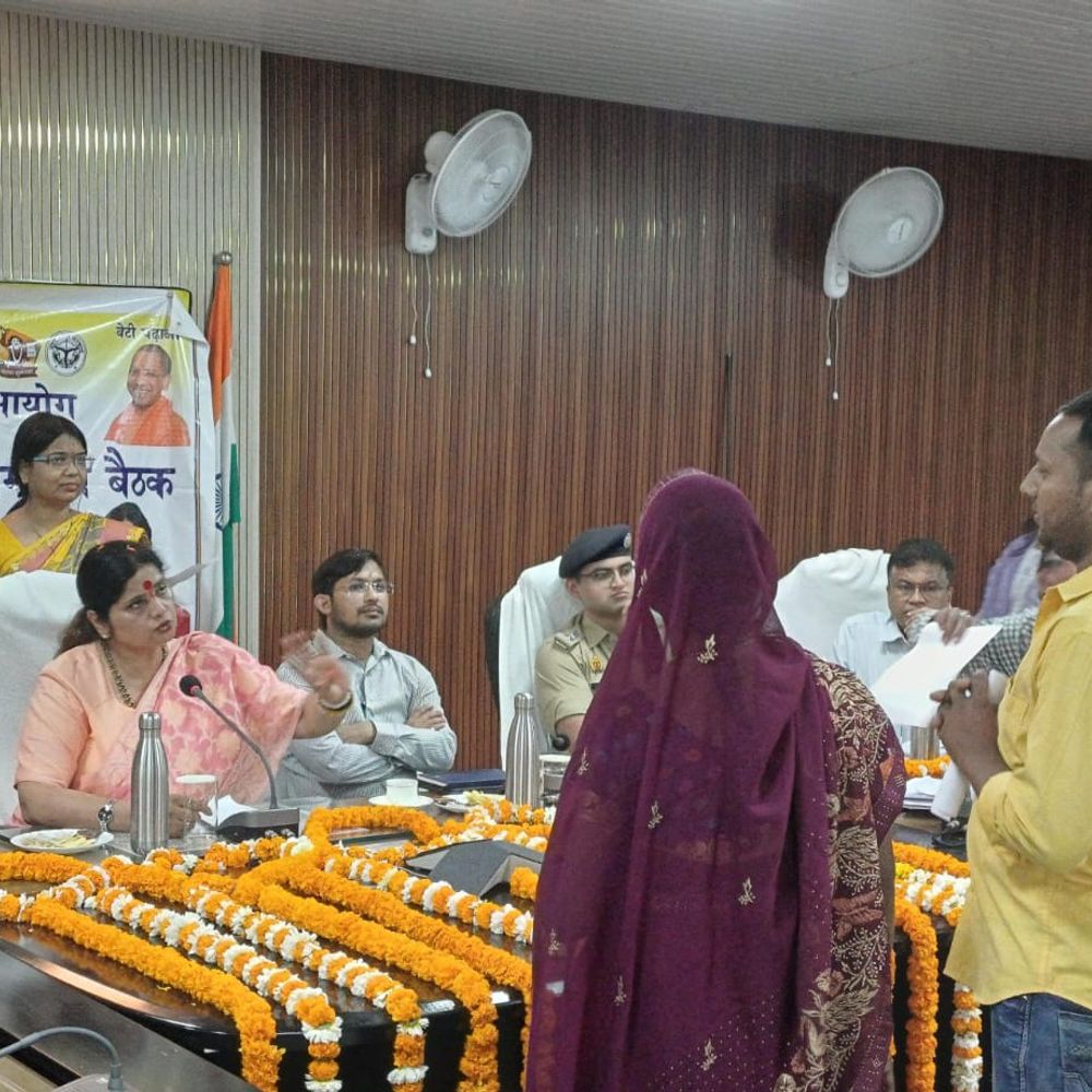 चंदौली में महिला आयोग अध्यक्ष ने की जनसुनवाई:26 शिकायतें मिलीं, एक सप्ताह में निस्तारण का दिया निर्देश