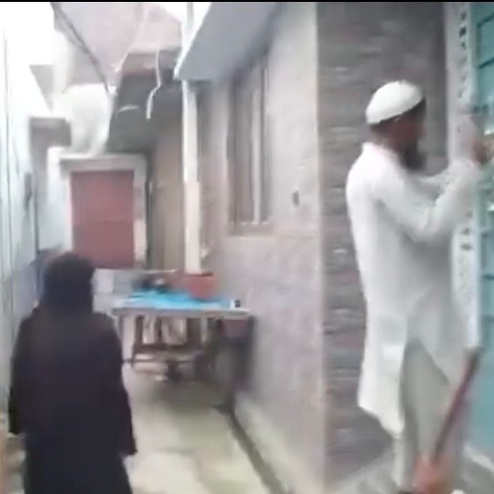 नजीबाबाद में ‘ड्रीम सनशाइन डिजिटल’ का बड़ा घोटाला:करोड़ों लेकर फरार हुए ठग, दफ्तर पर ताला देख फूटा लोगों का गुस्सा