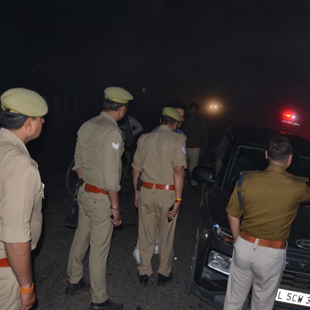 बागपत में एडिशनल SP ने देर रात चेकिंग अभियान चलाया:दिल्ली-सहारनपुर हाईवे पर संदिग्ध वाहनों की तलाशी, असामाजिक तत्वों को चेतावनी