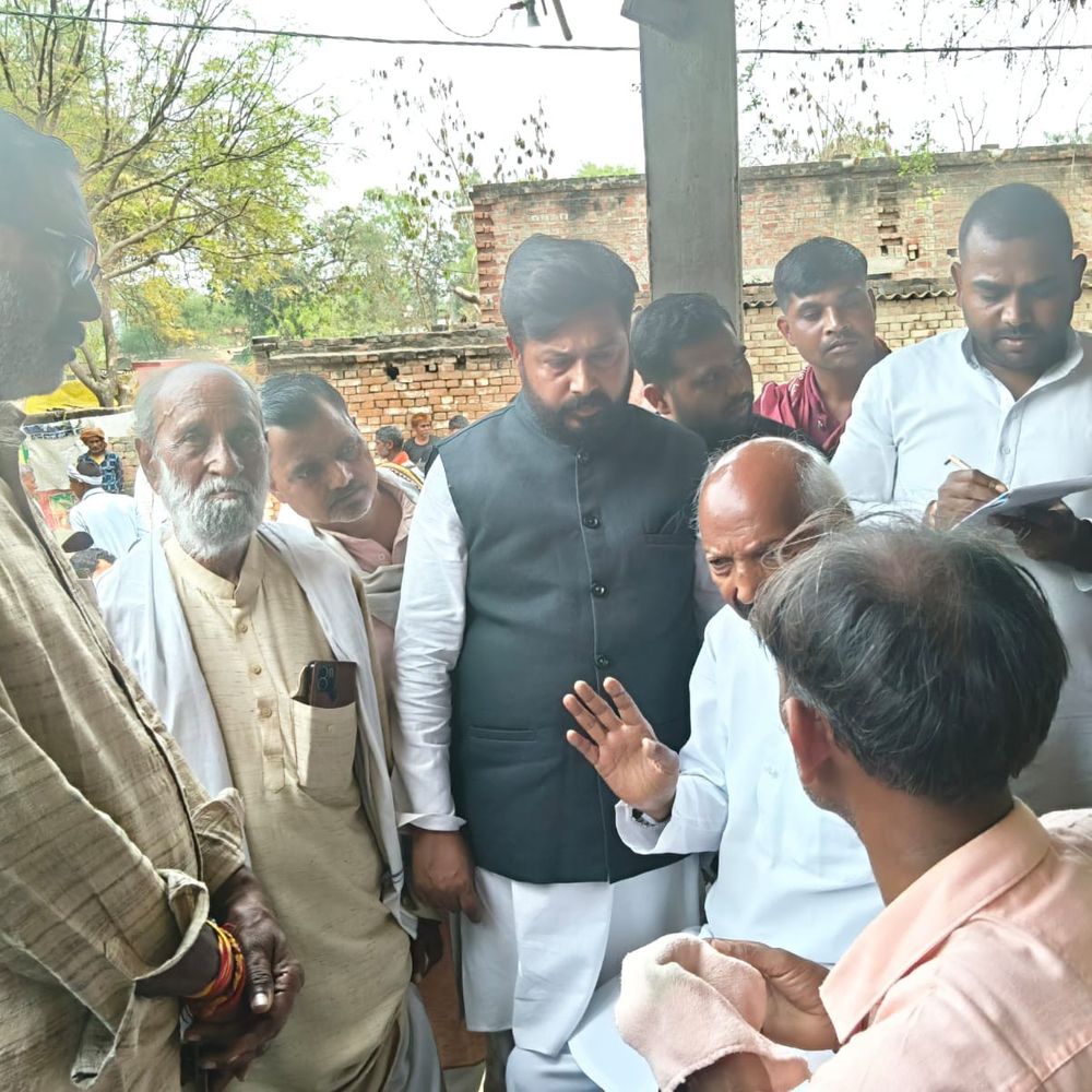 भदोही में पीड़ित परिवार से मिला कांग्रेस प्रतिनिधिमंडल:दो दिन पहले पेट्रोल डालकर हुई थी हत्या, मुआवजे और कार्रवाई की मांग