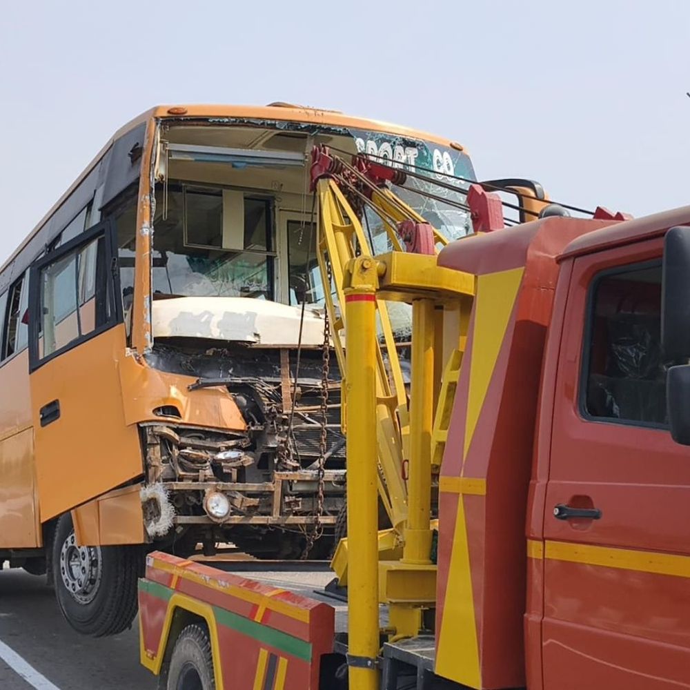 मुरादाबाद में हाईवे पर बस-ट्रक की टक्कर:चालक समेत आधा दर्जन घायल, अचानक ब्रेक लगाने से हादसा