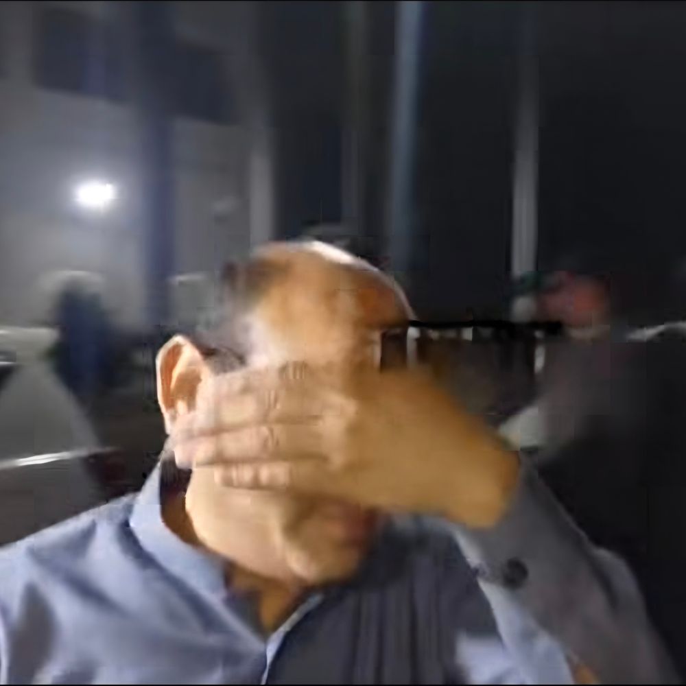 रिश्वत लेते बसपा के पूर्व जिलाध्यक्ष गिरफ्तार:लोन पास कराने के मांगे 50 हजार, 7 घंटे पूछताछ के बाद लखनऊ रवाना; मुंह छिपाते नजर आए