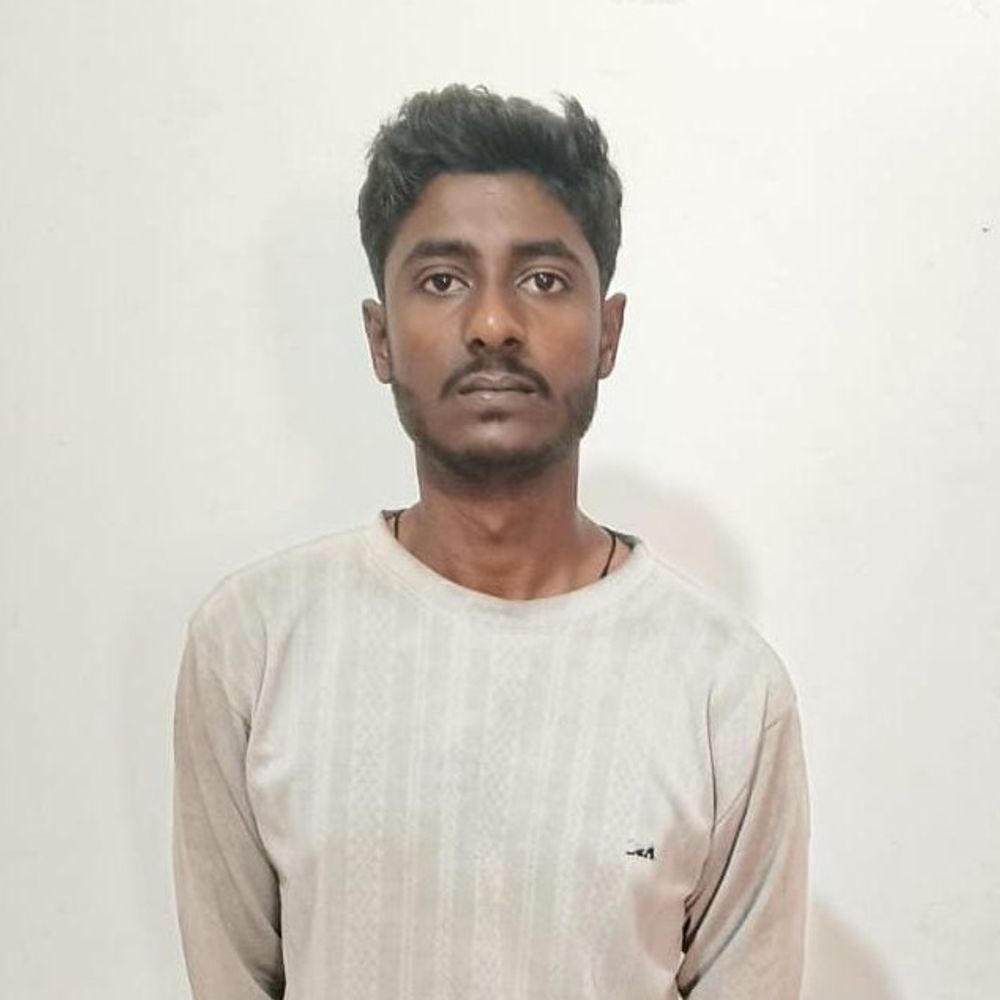 कौशांबी में बाबा की हत्या का आरोपी पोता गिरफ्तार:जमीन का पैसा मांगने पर की थी हत्या, कुल्हाड़ी बरामद; बहू पर भी केस