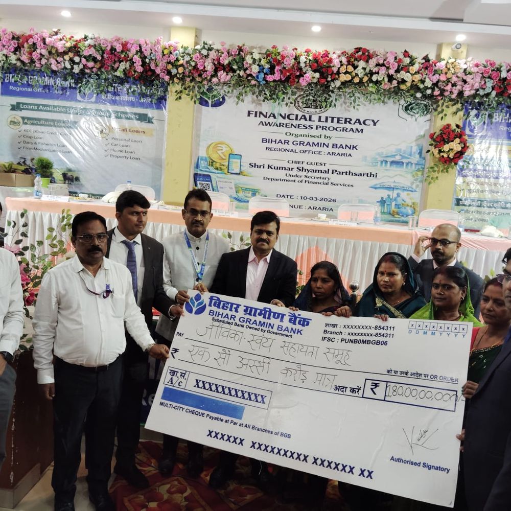 वित्तीय साक्षरता जागरूकता में लोगों को बैंकिंग योजनाओं की जानकारी दी