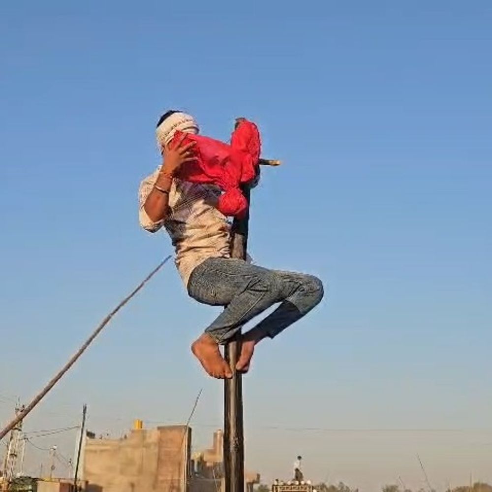 धुलकोट में आदिवासी समाज ने निभाई गुड़तोड़ परंपरा:12 फीट खंभे से गुड़ तोड़ा, महिलाओं ने सोंटी बरसाई