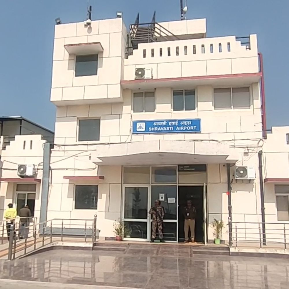 हवाई अड्डे के आसपास कचरा और अवैध-गतिविधियों से बढ़ा खतरा:श्रावस्ती में एयरपोर्ट प्रशासन ने विमानन सुरक्षा को लेकर चेतावनी जारी की