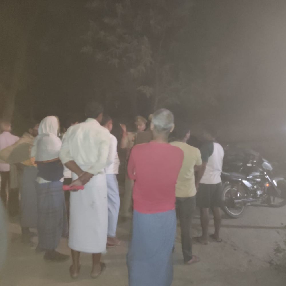 जौनपुर में जनसेवा केंद्र संचालक को गोली मारी:बदमाश बाइक, बैग और मोबाइल लेकर फरार, हालत गंभीर