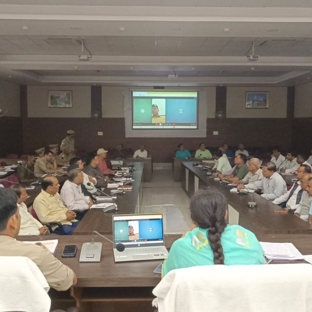 यूपी पुलिस SI भर्ती परीक्षा को लेकर तैयारी:2 दिन में 19,200 परीक्षार्थी देंगे परीक्षा, DM ने अधिकारियों के साथ की समीक्षा