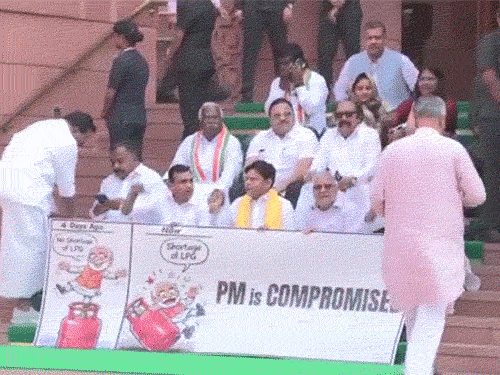 लोकसभा में विपक्ष का हंगामा, 'नरेंदर-सरेंडर' के नारे लगे:आज शाह सदन को संबोधित करेंगे; विपक्ष का आरोप- बिरला सरकार के दबाव में हैं