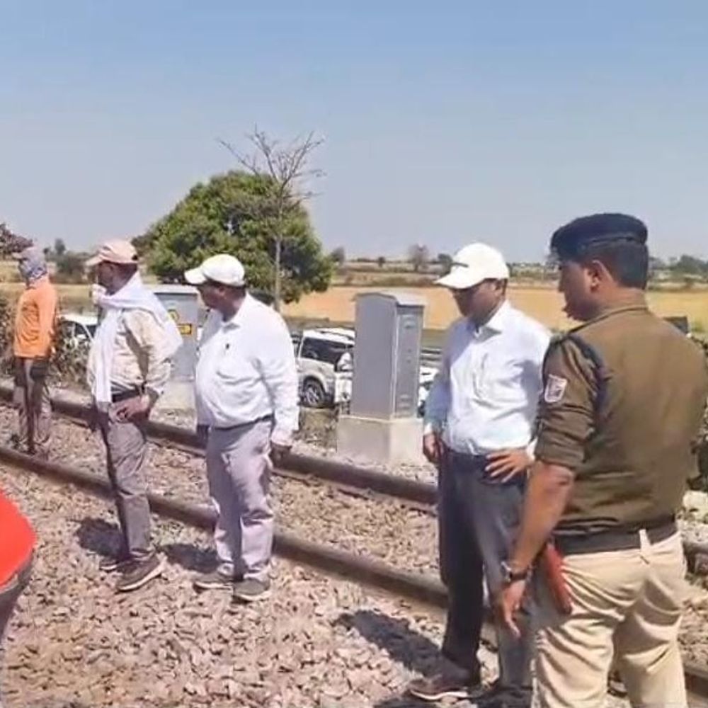 झांसी रेल मंडल डीआरएम ललितपुर पहुंचे:जाखलौन में नॉन-इंटरलॉकिंग कार्य की सुरक्षा-गुणवत्ता जांची