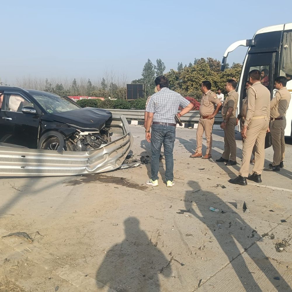 सहारनपुर में तेज रफ़्तार कार हाइवे पर रेलिंग से टकराई:हादसे में बुजुर्ग महिला की मौत, चालक गंभीर