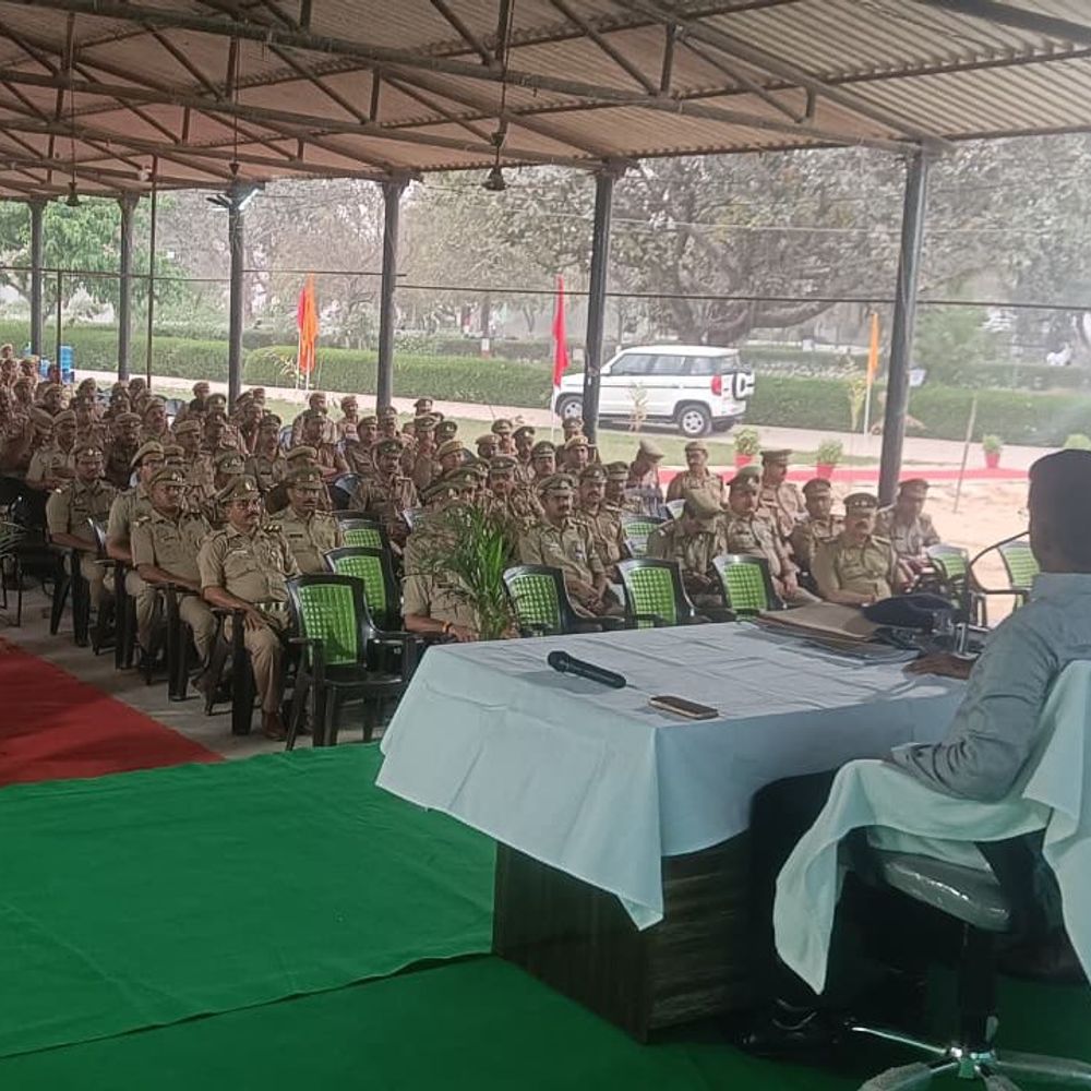 मऊ में 14-15 मार्च को होगी यूपी पुलिस एसआई परीक्षा:17 केंद्रों पर 24,960 अभ्यर्थी देंगे परीक्षा, SP ने अधिकारियों को दिए निर्देश