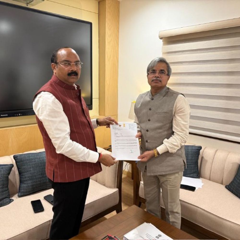 सांसद अरुण सागर ने रेलवे बोर्ड अध्यक्ष से की मुलाकात:शाहजहांपुर में वंदे भारत ठहराव, ROB और सड़क की मांग