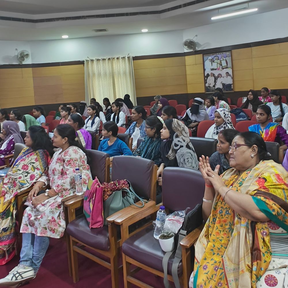 युवतियों को सिलाई मशीन की दान:लखनऊ में विज्ञान फाउंडेशन का 'हम सबला' अभियान, रोजगार से जोड़ने की पहल