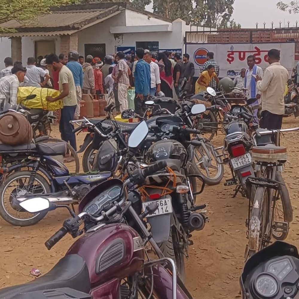 महराजगंज में रसोई गैस की भारी किल्लत:रात 2 बजे से लाइन में लग रहे लोग, स्टॉक खत्म या टेक्निकल प्रॉब्लम कहकर लौटाया जा रहा