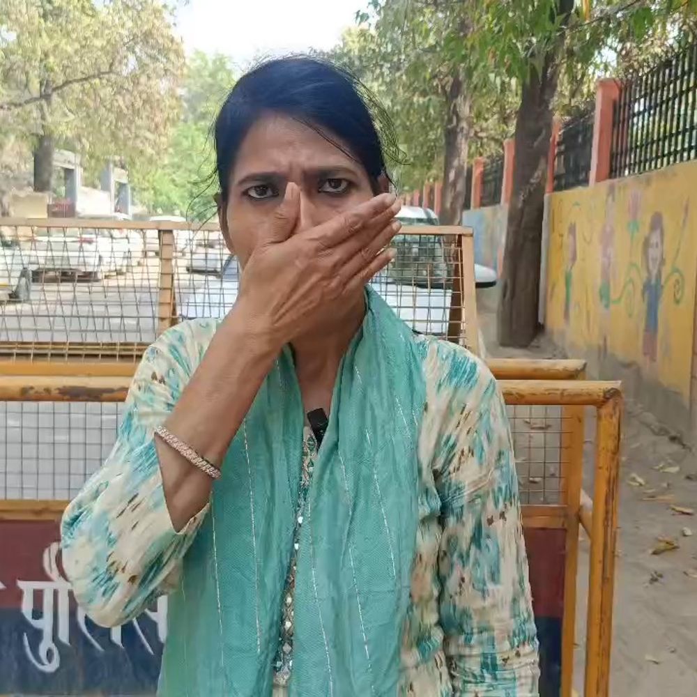 मैनपुरी में भाई को शराब पिलाकर दिया कर्ज:कर्ज के बहाने दुकान कब्जाने की कोशिश, बहन ने एसपी से लगाई गुहार