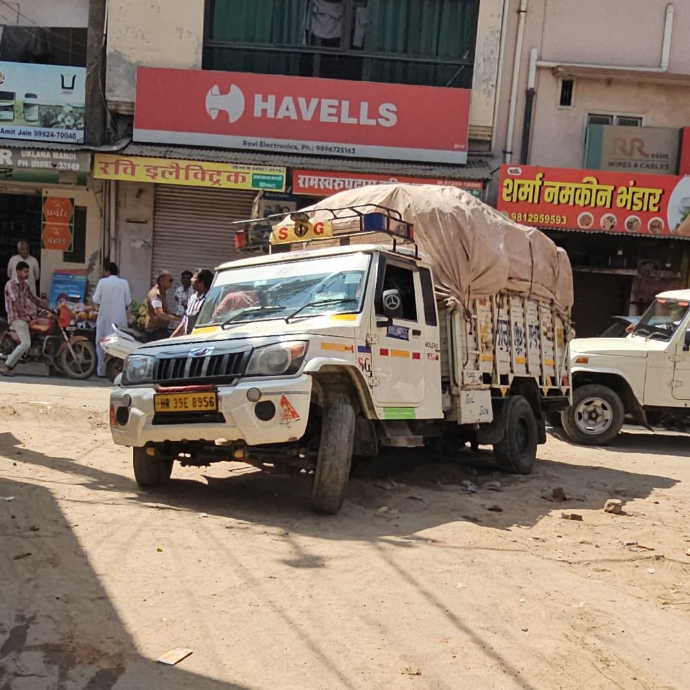 हिसार के उकलाना में गड्ढे में फंसी लोडिंग पिकअप:  सब्जी मंडी रोड पर ट्रैफिक जाम; घंटों तक लोग परेशान, सड़कों की हालत खस्ता – Uklanamandi News