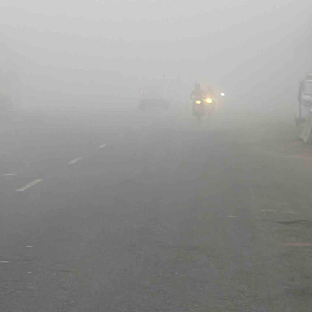 रामपुर में मार्च में घना कोहरा छाया:दिल्ली-लखनऊ हाईवे पर वाहनों की रफ्तार धीमी हुई, चालकों को दिक्कत