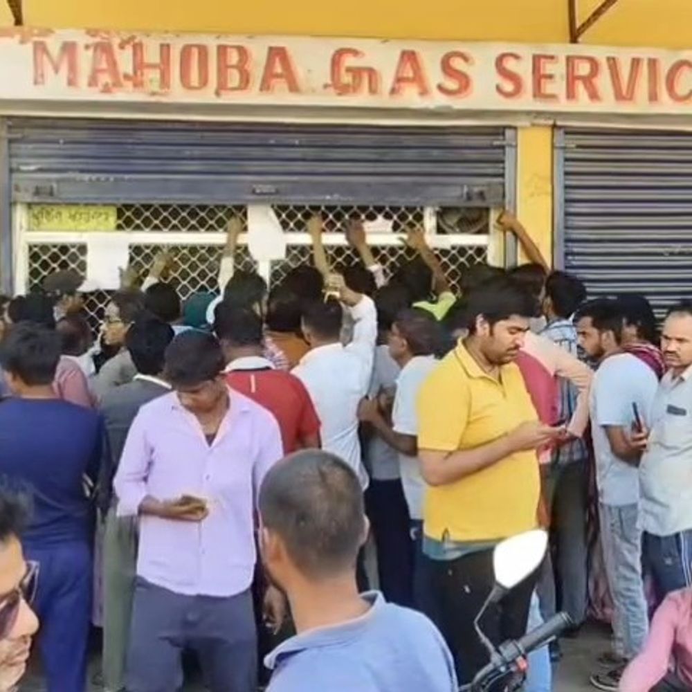 महोबा में गैस किल्लत, सिलेंडर के लिए लंबी कतारें:सर्वर डाउन और युद्ध की अफवाहों से उपभोक्ता परेशान