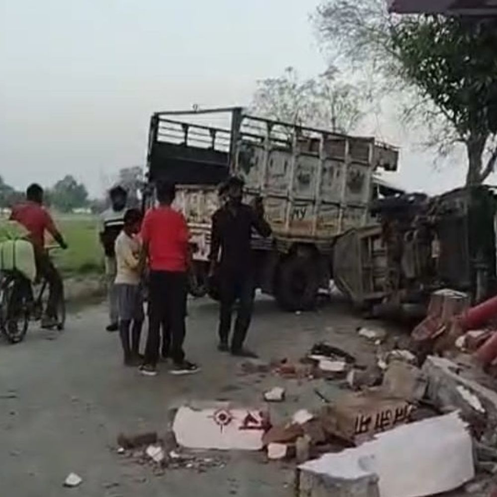 इटावा में वाहन की टक्कर, महिला की मौत:तेज रफ्तार गाड़ी ने टेम्पो पलटाया, मंदिर की दीवार तोड़ी