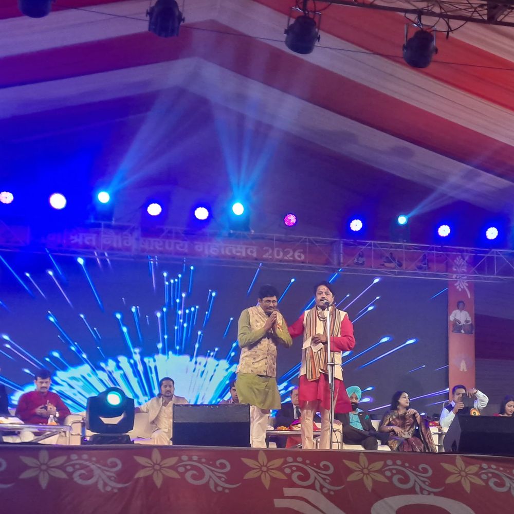 सीतापुर के मिश्रिख नैमिषारण्य में अखिल भारतीय कवि सम्मेलन:रात 3 बजे तक गूंजी तालियां, कवियों ने लोकतंत्र पर किया तीखा तंज