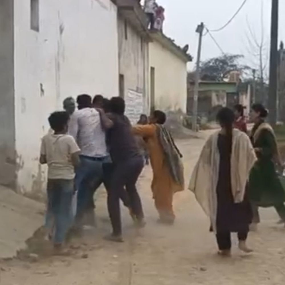 रामपुर में युवक को घेरकर मारपीट का VIDEO:भाजपा ज्वाइन करने पर रंजिश का आरोप, पुलिस ने जांच शुरू की