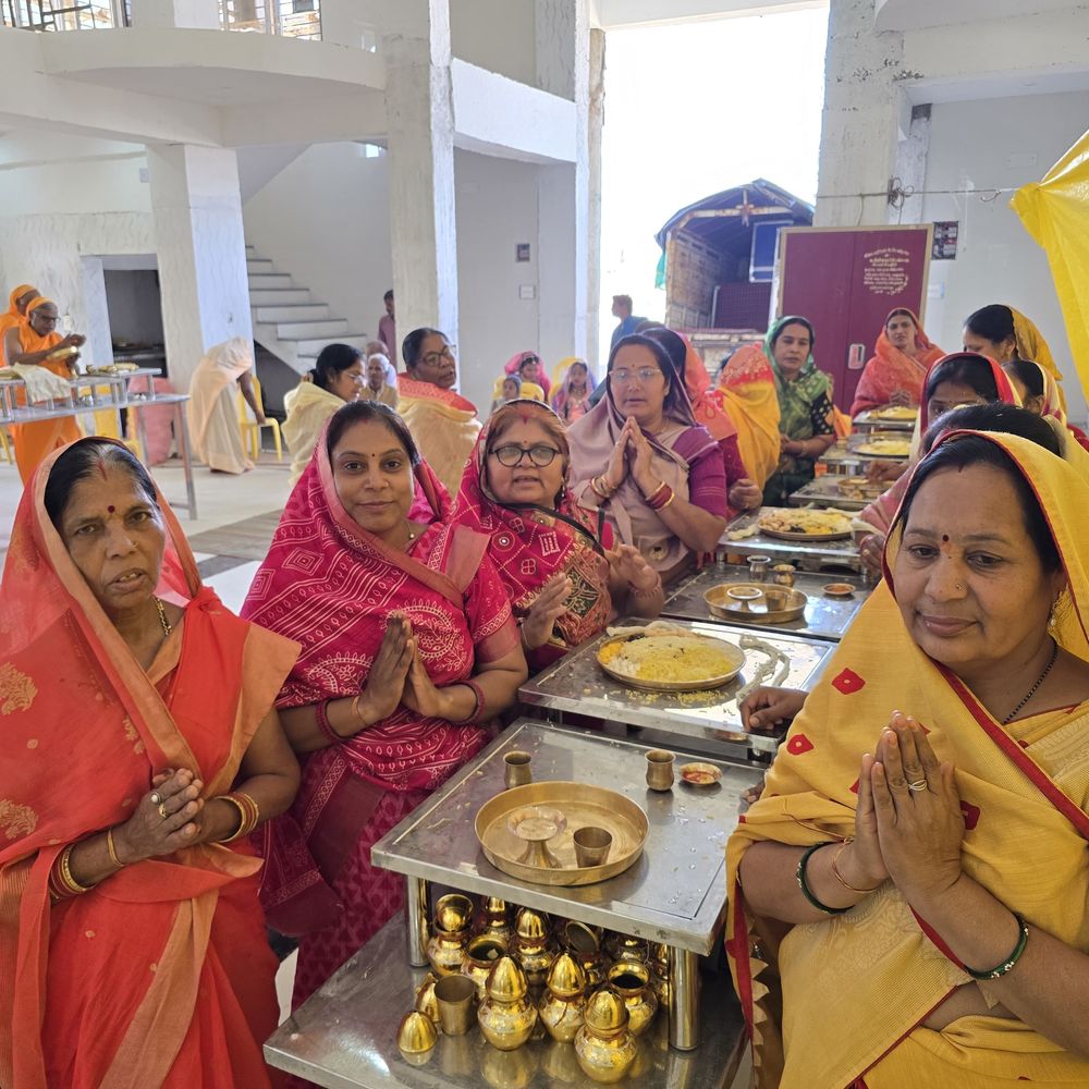 ललितपुर में नवीन जिनालय में भगवान शांतिनाथ का महामस्तिकाभिषेक:मुनि सुधासागर महाराज ने कहा- धन-वैभव के साथ धर्म बुरा नहीं