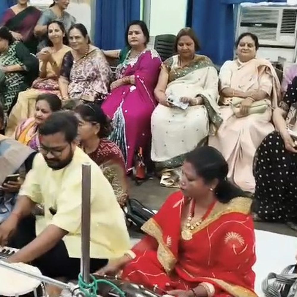 अवध लेडीज क्लब ने लखनऊ में मनाया होली मिलन समारोह:पारंपरिक गीतों और फूलों की होली से सजा कार्यक्रम