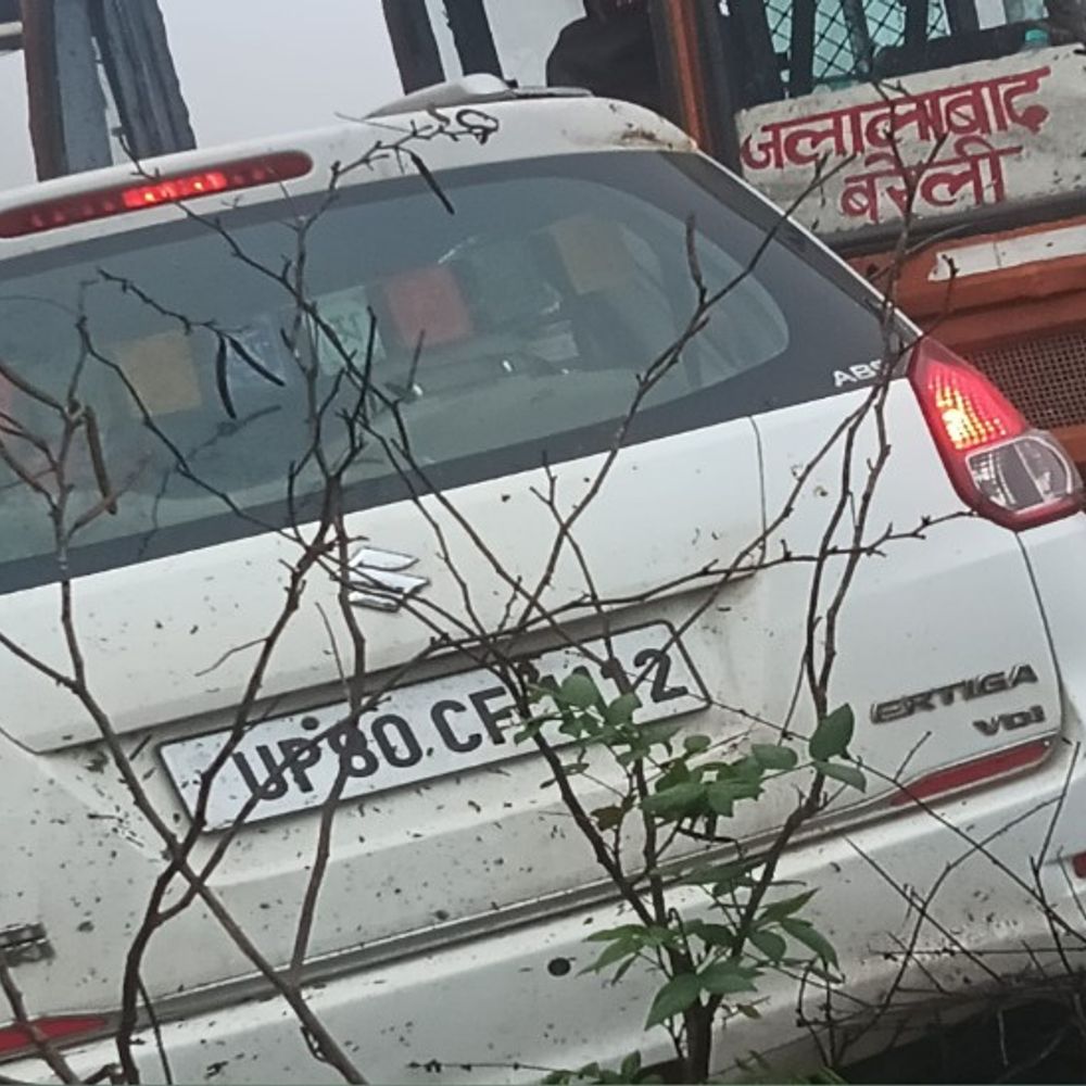 शाहजहांपुर में बस-कार टक्कर, चार लोगों की मौत:जलालाबाद-फर्रुखाबाद हाइवे पर हुआ हादसा, एक गंभीर घायल