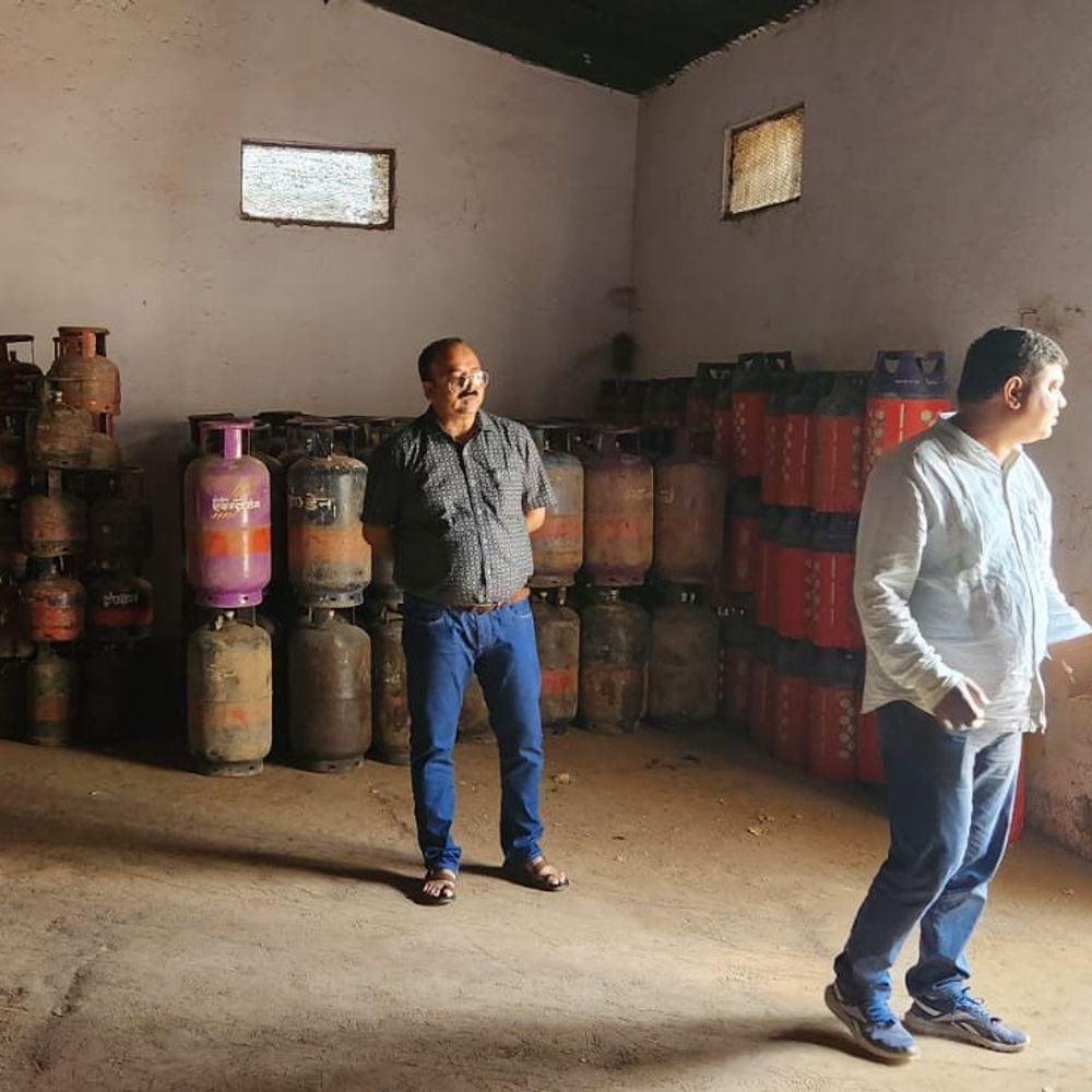 कानपुर में अवैध गैस रिफिलिंग पर बड़ा एक्शन:डीएम के निर्देश पर छापेमारी, 49 सिलेंडर बरामद; 2 पर केस दर्ज