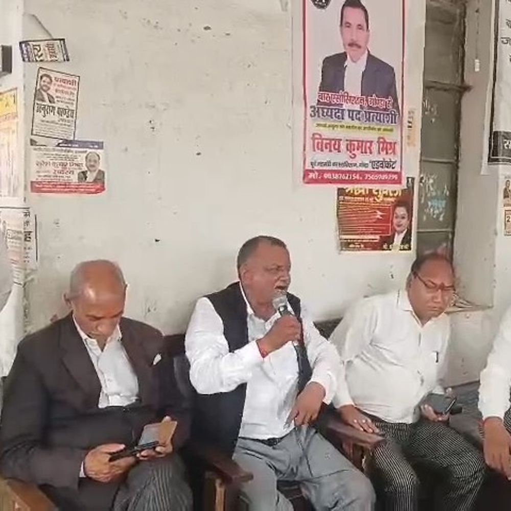 कर्नलगंज तहसील में वकीलों और लेखपालों का प्रदर्शन:वकील SDM के खिलाफ, ट्रांसफर की मांग, लेखपाल सपोर्ट में उतरे