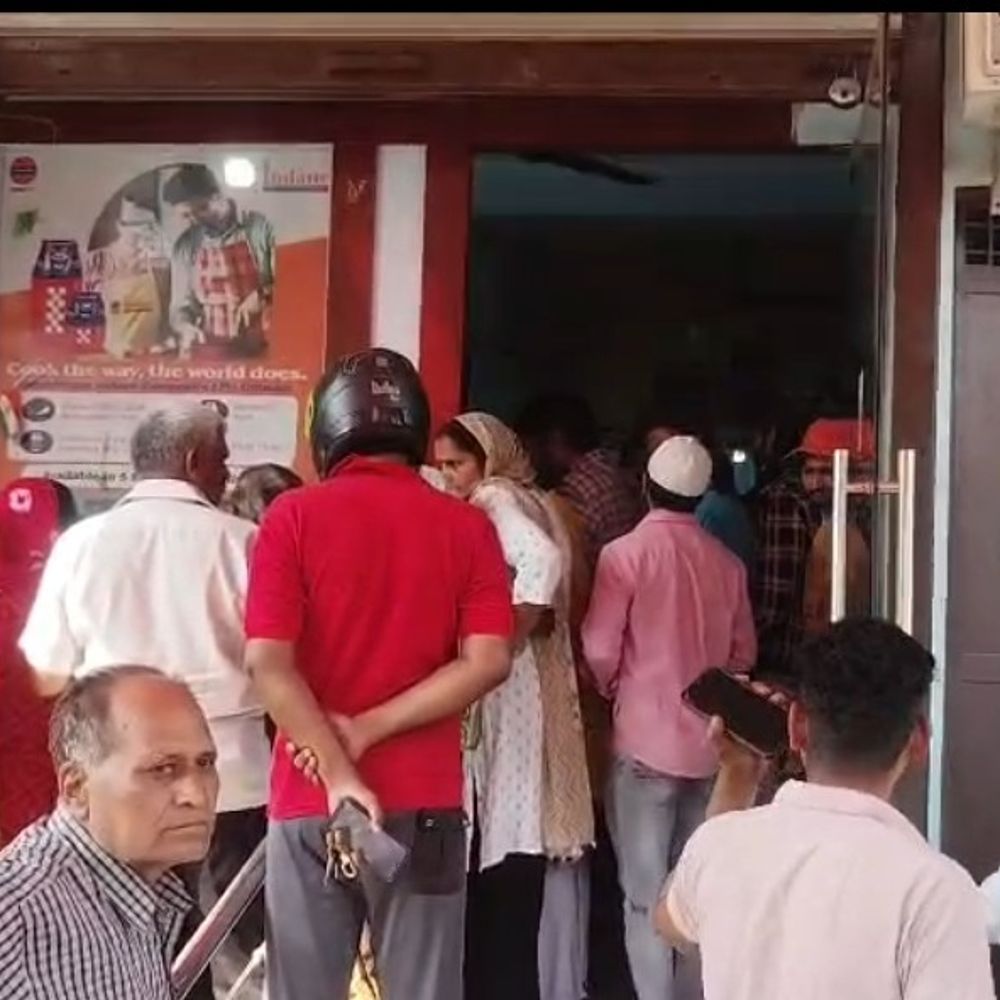 बुलंदशहर में गैस के लिए एजेंसी पर भीड़:ऑनलाइन-ऑफलाइन बुकिंग न होने से लोगों में नाराजगी